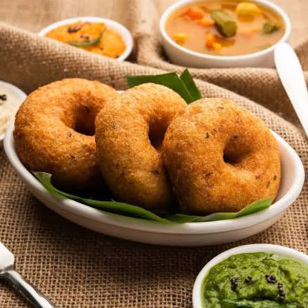 Crisp vadas served with chutney